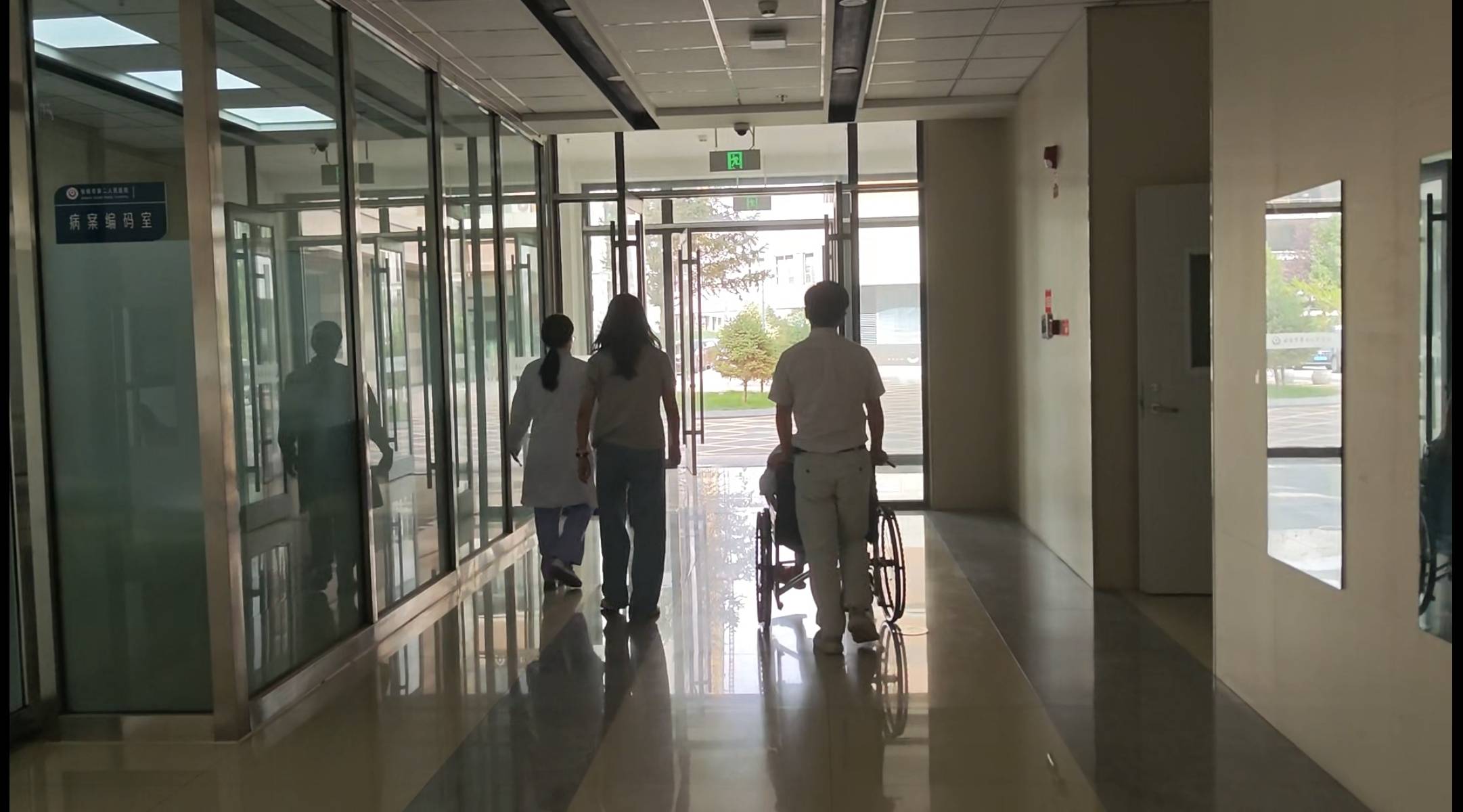 港大女博士放弃985回甘肃,研究县城“失败者”