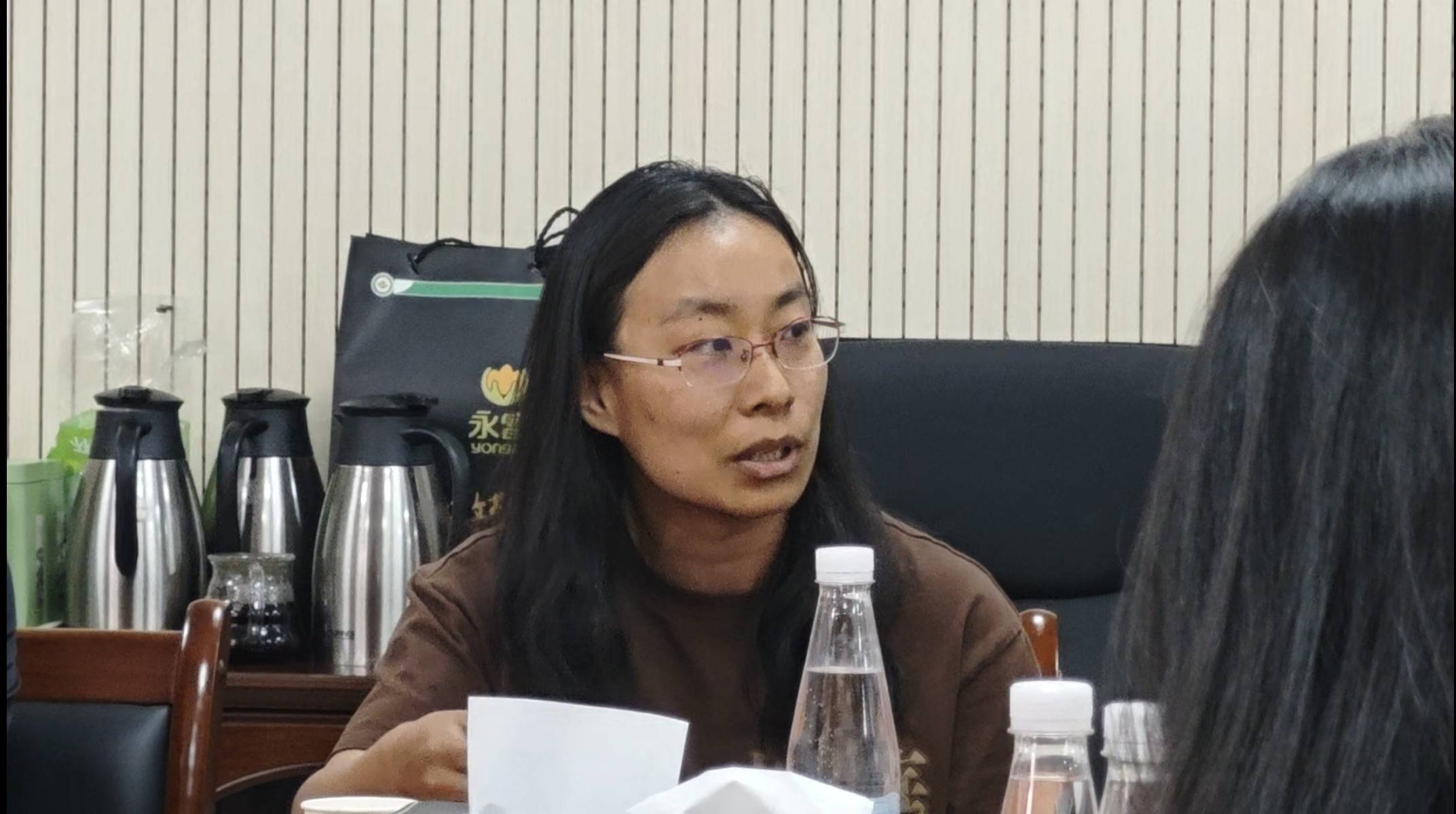 港大女博士放弃985回甘肃,研究县城“失败者”