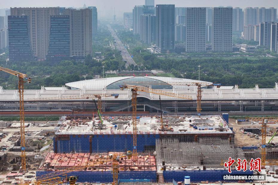 新建上海至南京至合肥高铁南通站站房建设加速 钢结构首节桁架吊装完成