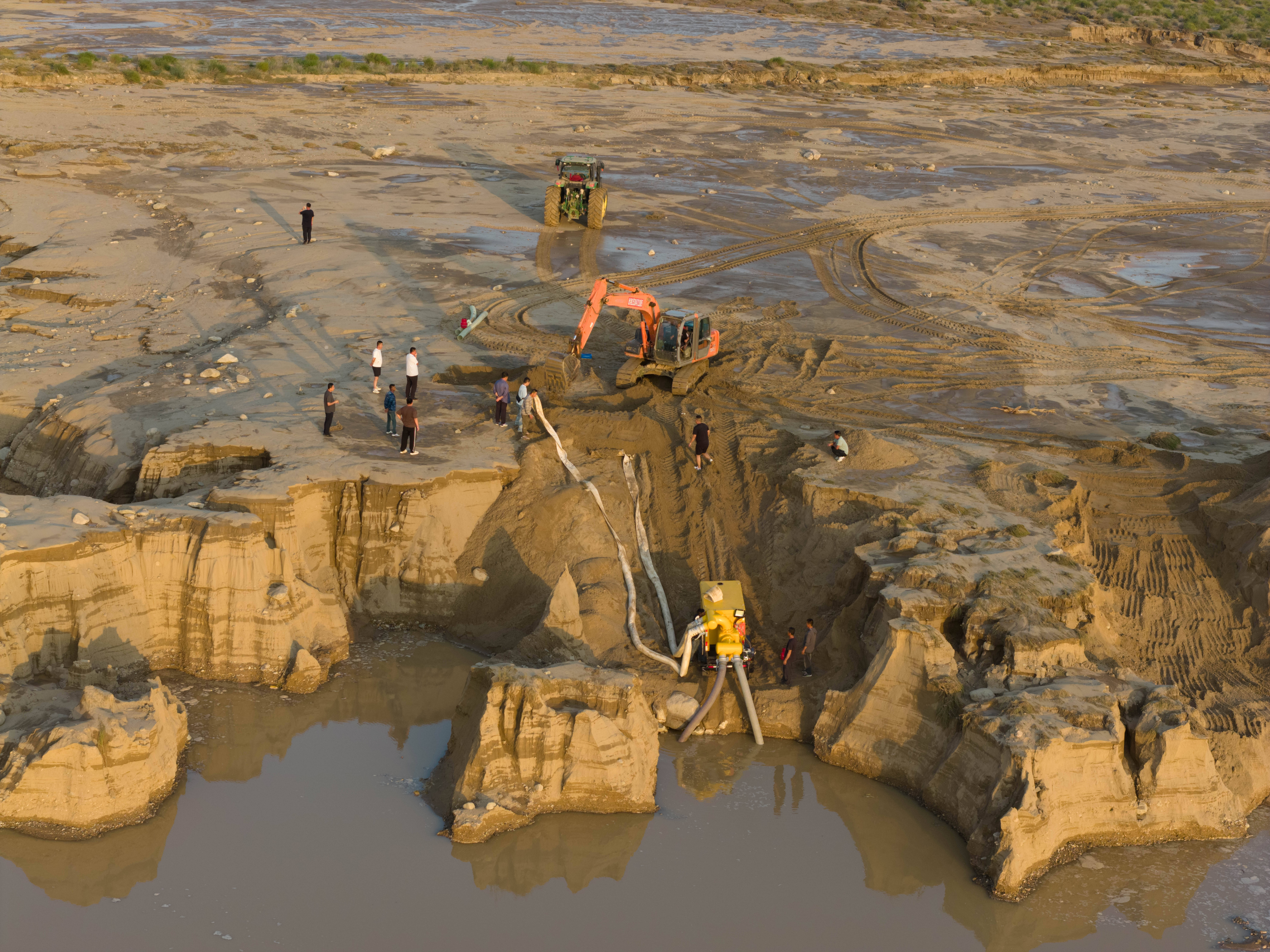 内蒙古乌拉特后旗山洪救灾:700余人全力搜救失联人员