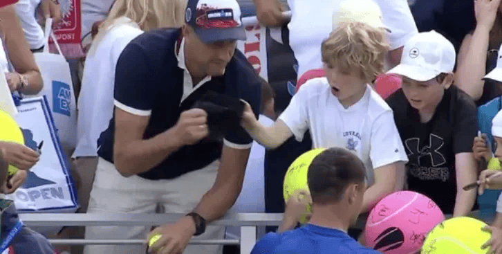 美网现场争议一幕：百万富翁抢小球迷签名帽引众怒，球员补赠礼物化解风波