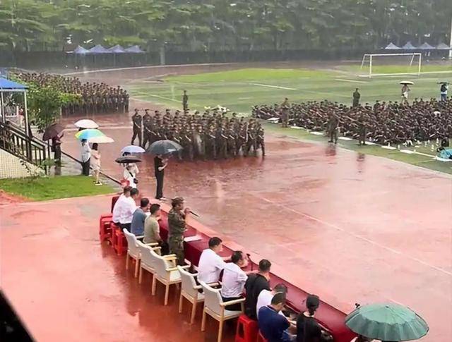 广西一中学军训暴雨中坚持会操，校方：学生要求不离场，领导、老师也不打伞，提前安排了姜糖水