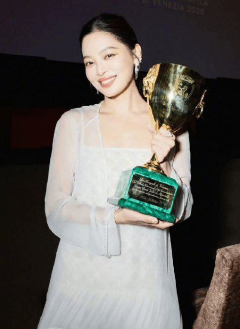 辛芷蕾称收到女演员们集体送祝福：我们之间的氛围都很好