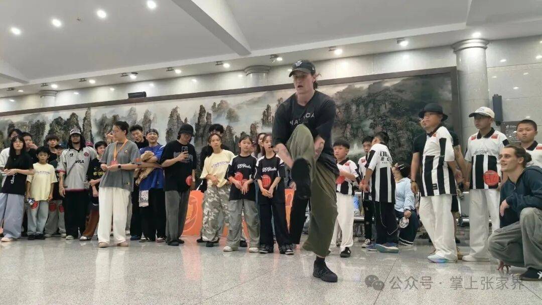 2025张家界国际街舞周举行街舞大会 千余名舞者斗舞张家界