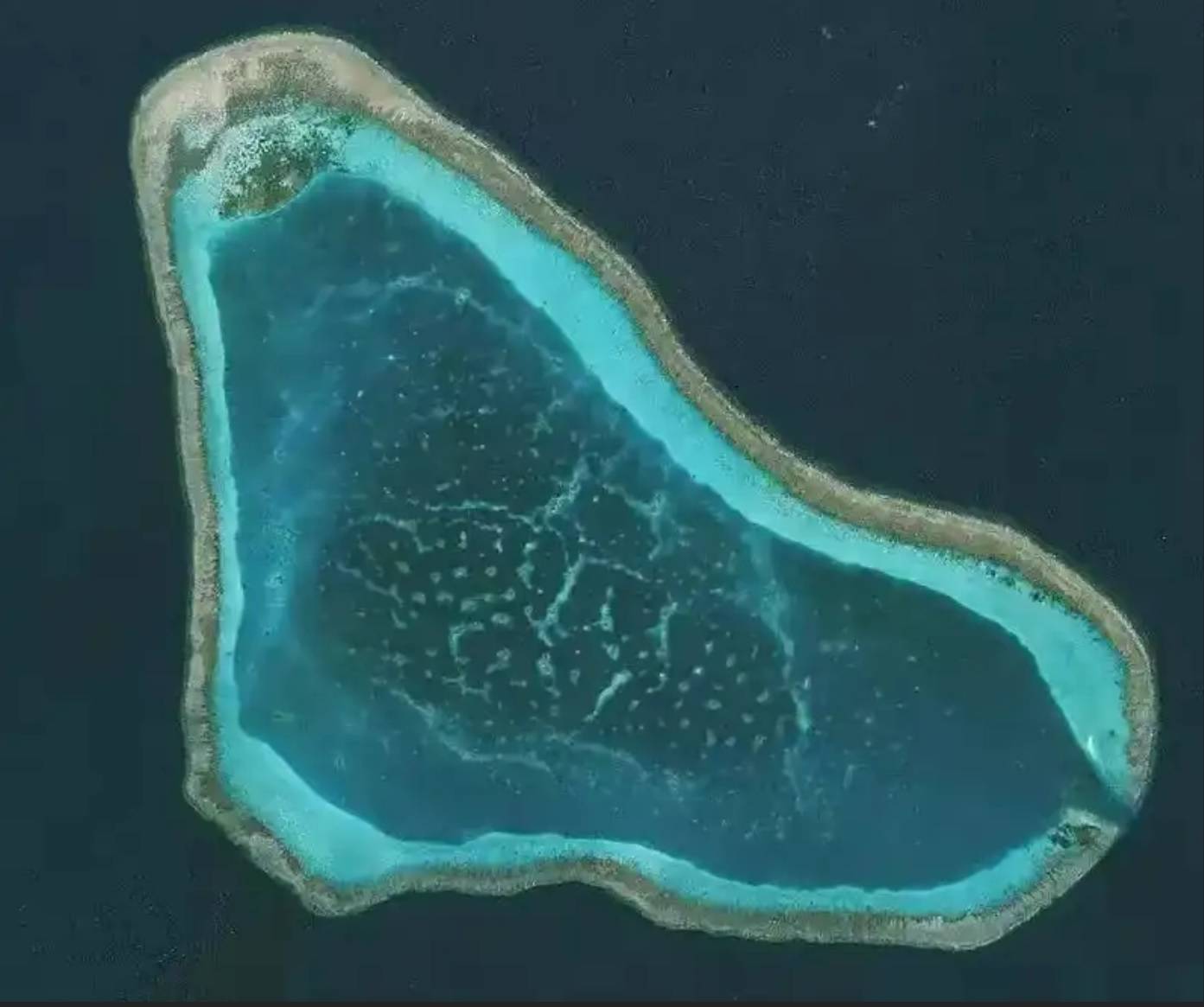 菲律宾行为极其恶劣，用“铁冲角”撞击我方海警船！我054舰立即划定实弹禁区