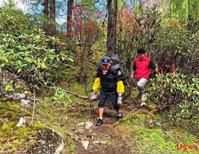 驴友在甘孜徒步遇孤身女孩严重高反，求助后救援人员轮流背她下山