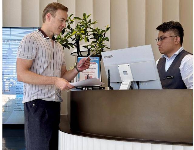 俄罗斯游客在上海一人狂买6台华为